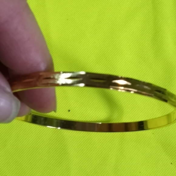 Goldtone diamond cut textured Bangle bracelet large size - Picture 3 of 4